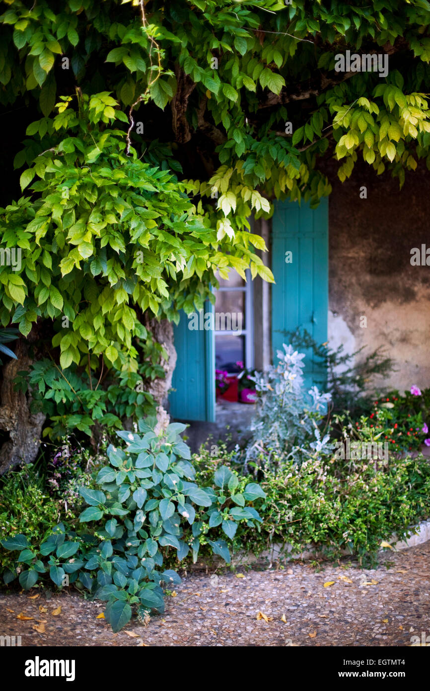 Charmant jardin et maison dans un village français Banque D'Images