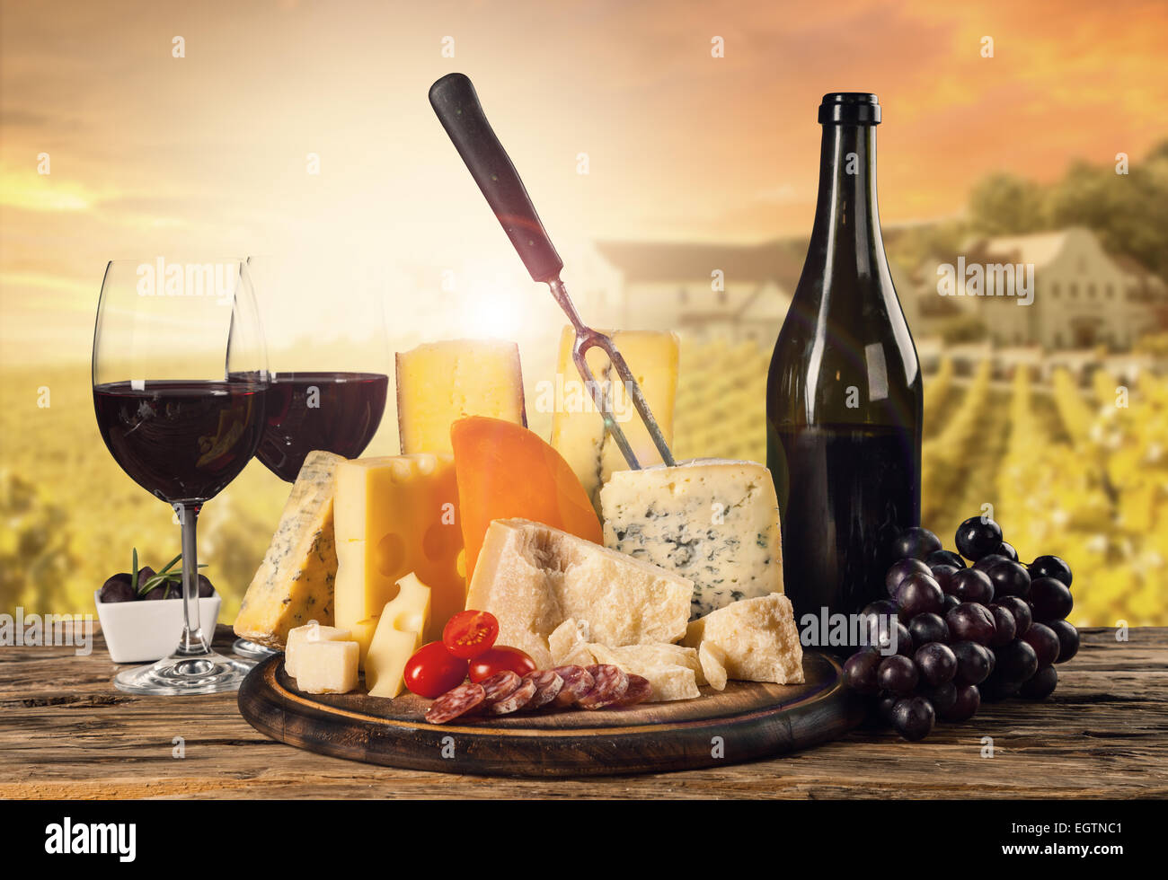 Divers Genre de fromage avec du vin rouge Banque D'Images