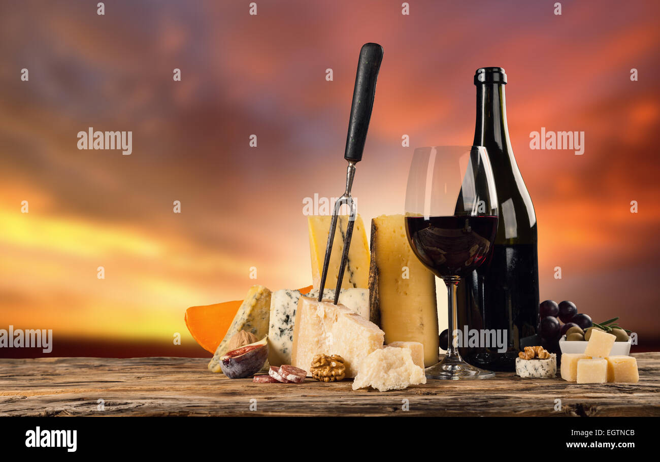 Divers Genre de fromage avec du vin rouge Banque D'Images