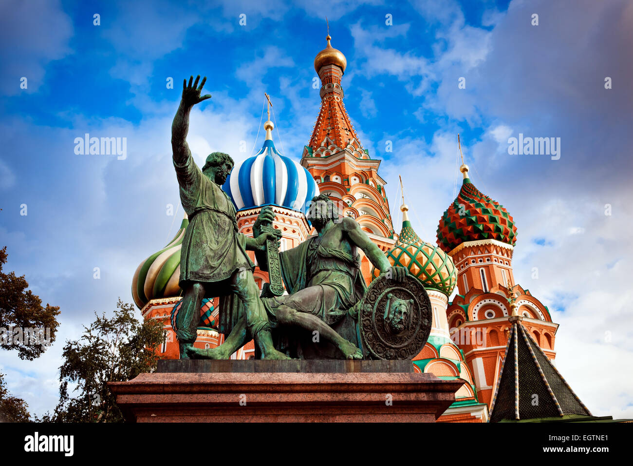 La Cathédrale de Saint Basil avec le monument de minine et Pojarski, sur la Place Rouge à Moscou, Russie Banque D'Images