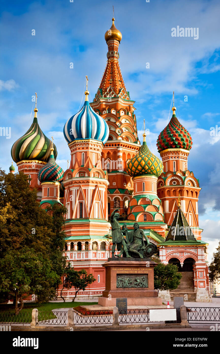 La Cathédrale de Saint Basil avec le monument de minine et Pojarski, sur la Place Rouge à Moscou, Russie Banque D'Images