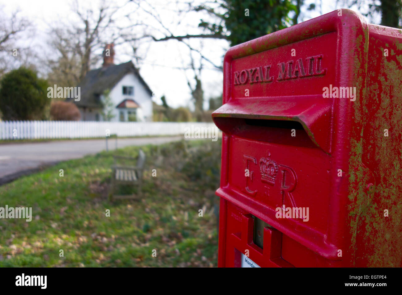 Red Royal mail service postal rural post box Banque D'Images