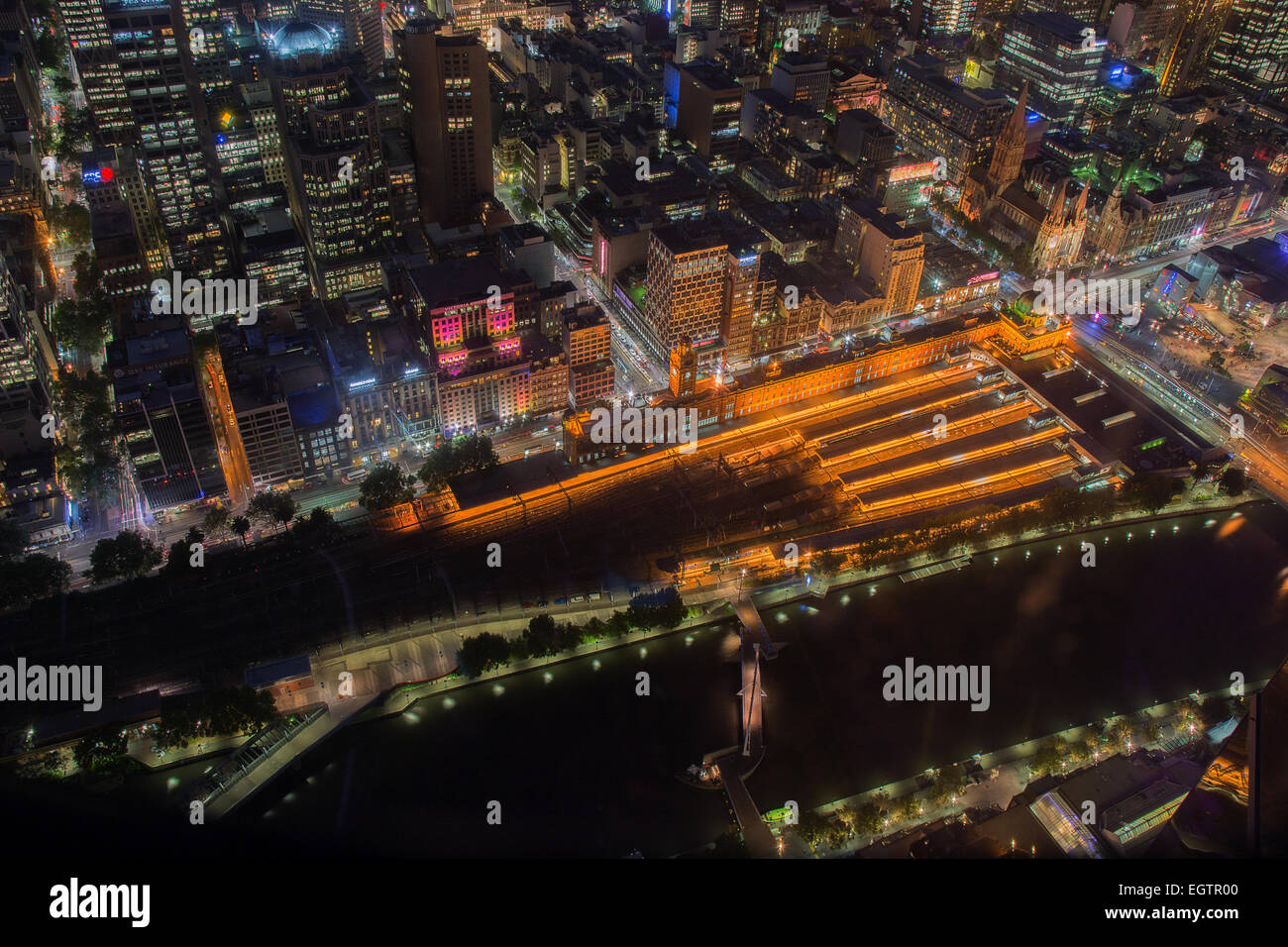 Vue aérienne de la rivière Yarra, Melbourne, Flinders Station, Promenade Southbank Australie Banque D'Images