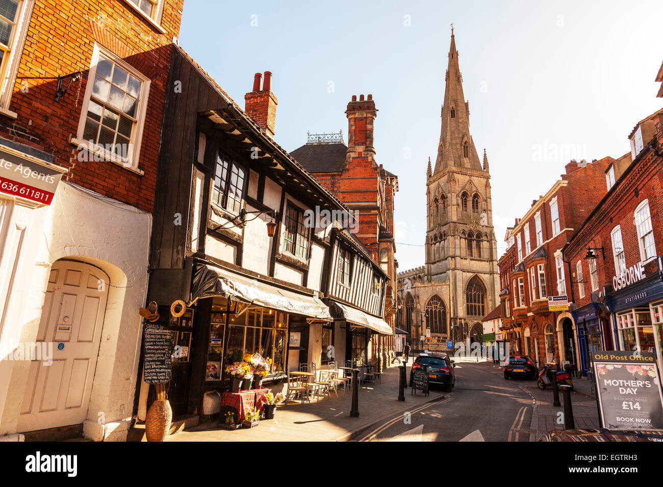 Newark on Trent Centre ville rue commerçante géorgienne boutiques église paroissiale Ste Marie Magdelene Dorset UK Angleterre Banque D'Images