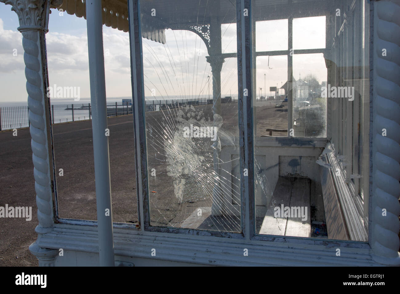 Abri vent victorien vandalisés sur la falaise Est de Ramsgate Banque D'Images