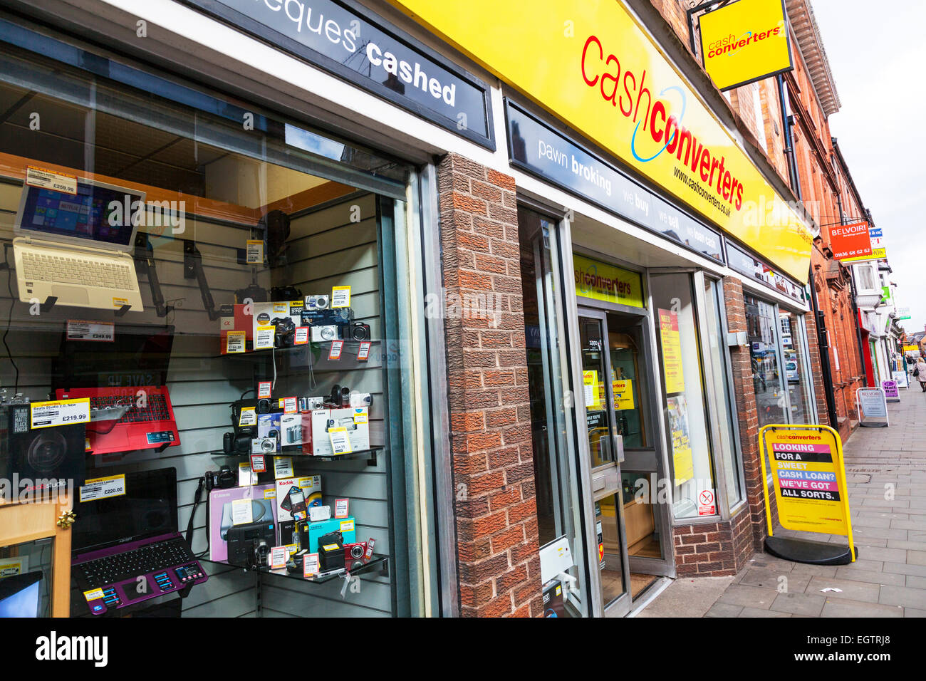 Boutique magasin Cash converters signe la façade extérieure avant les marchandises en gage gage sur Newark Nottinghamshire UK Angleterre Trent Banque D'Images