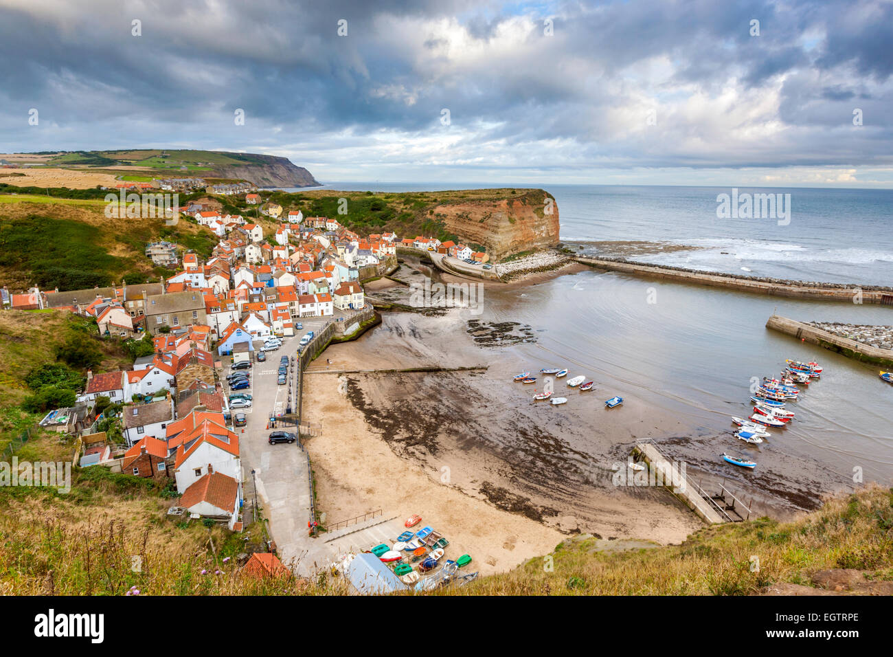 Une vue sur le village traditionnel de pêcheurs de Staithes, North Yorkshire, Angleterre, Royaume-Uni, Europe. Banque D'Images