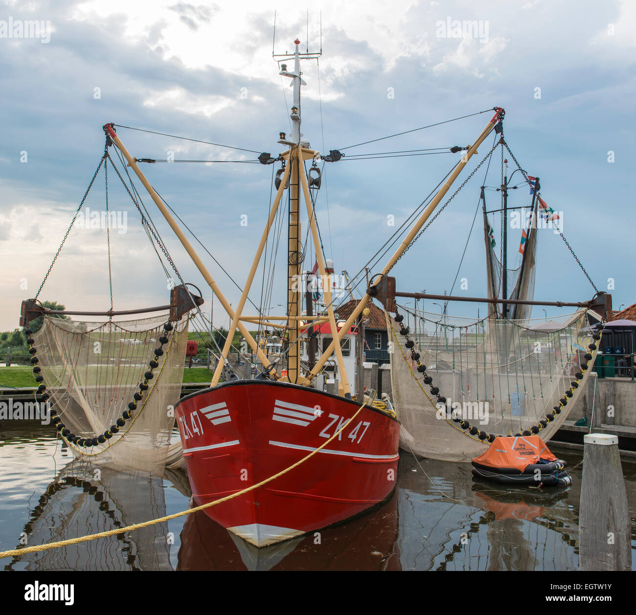 Navire de pêche rouge avec deux grands filets dans de port de Zoutkamp. Banque D'Images