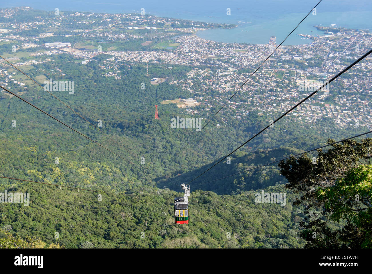 Téléphérique Teleforico au-dessus des arbres de la forêt tropicale sur Pico Isabel de Torres montagne avec vue sur Puerto Plata, République Dominicaine Banque D'Images