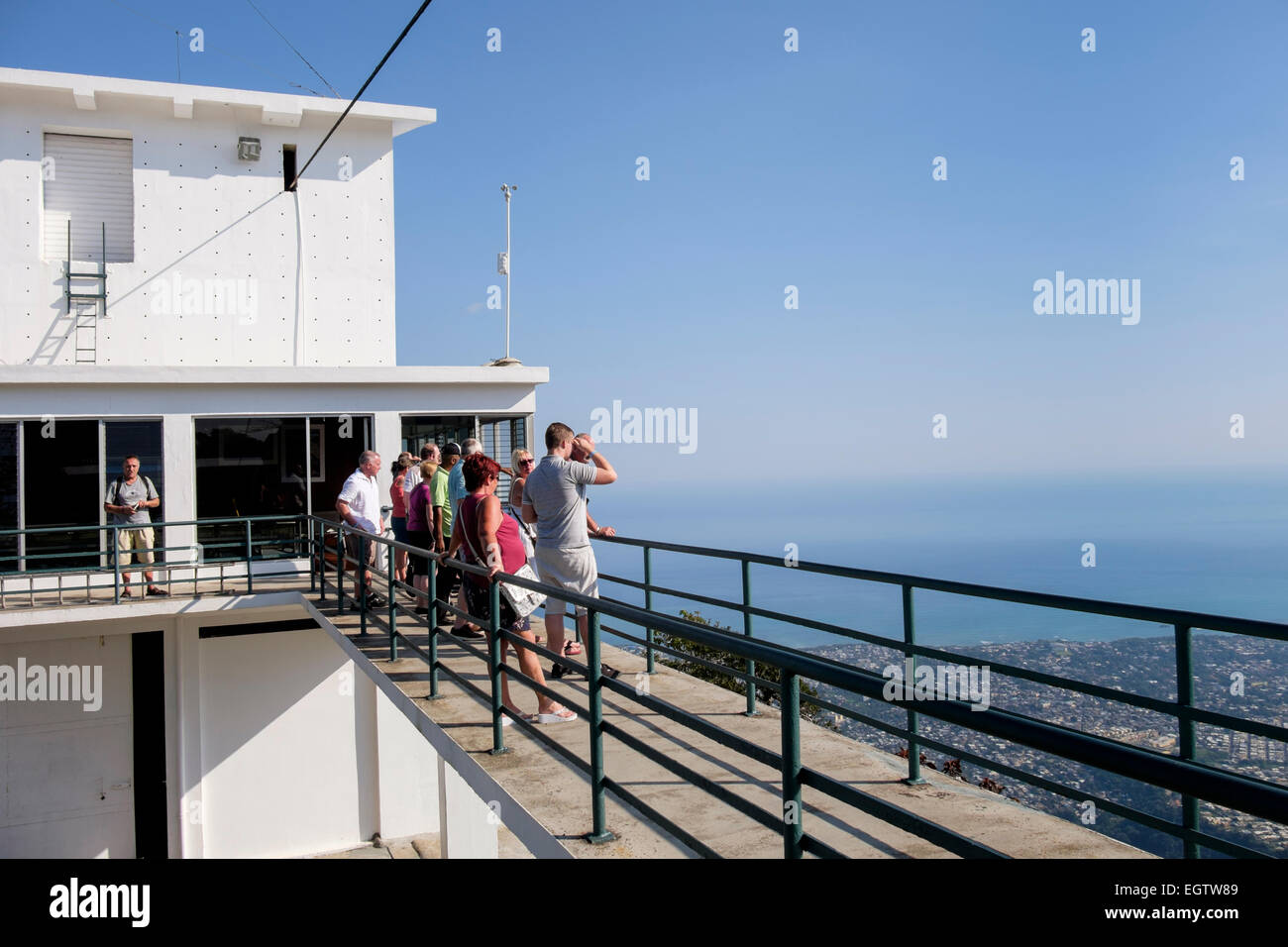 Les touristes à la recherche à vue depuis la gare supérieure du téléphérique sur la montagne Pico Isabel de Torres. Puerto Plata République dominicaine caraïbes Banque D'Images