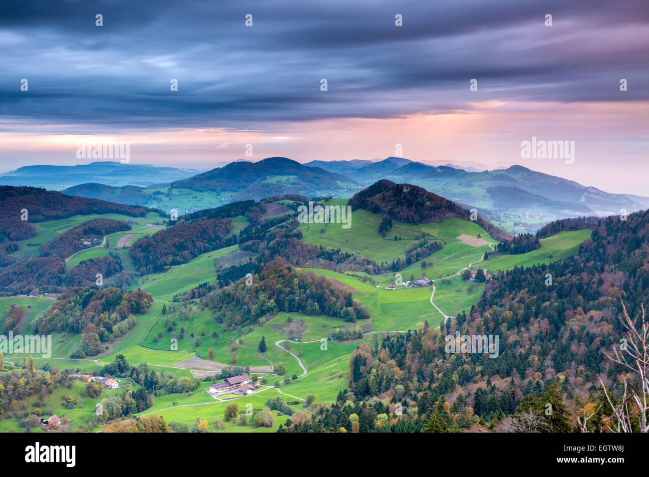Vue du Belchenflue sur la frontière de canton de Bâle-Campagne et le canton de Soleure, dans les montagnes du Jura suisse. Banque D'Images