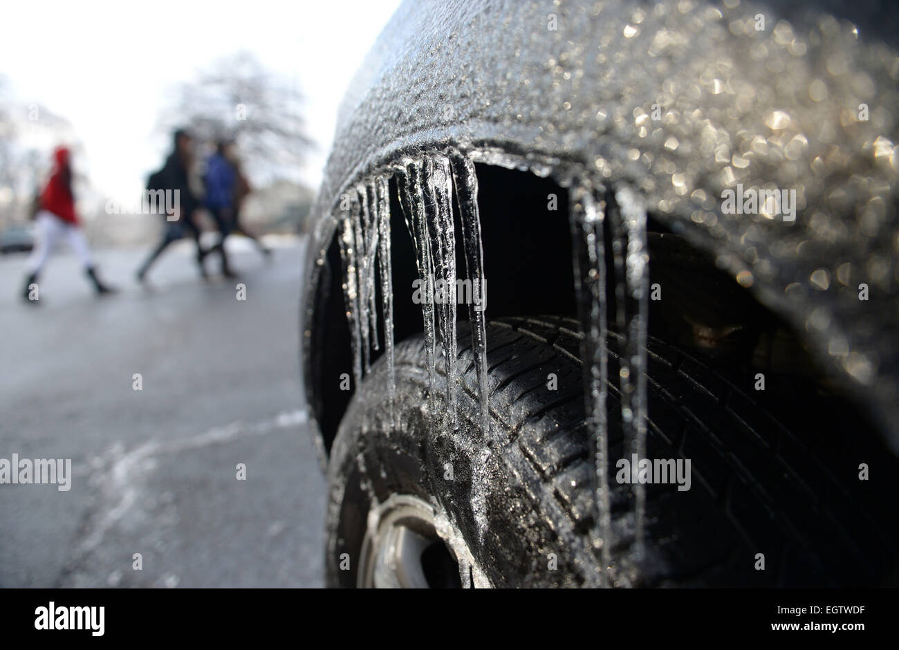 Washington D.C, USA. 2 mars, 2015. Les piétons météo à pied par une voiture glacée à Arlington, Virginie, près de Washington, DC, États-Unis, sur Mars. 2, 2015. Le gouvernement fédéral a ouvert deux heures de retard et les écoles fermées à cause de la route glacée. Source : Xinhua/Alamy Live News Banque D'Images