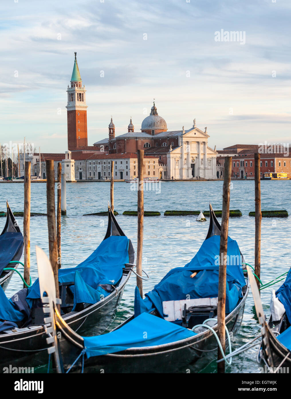 Gondoles sur le Grand Canal et l'église San Giorgio Maggiore à Venise, Italie. Banque D'Images