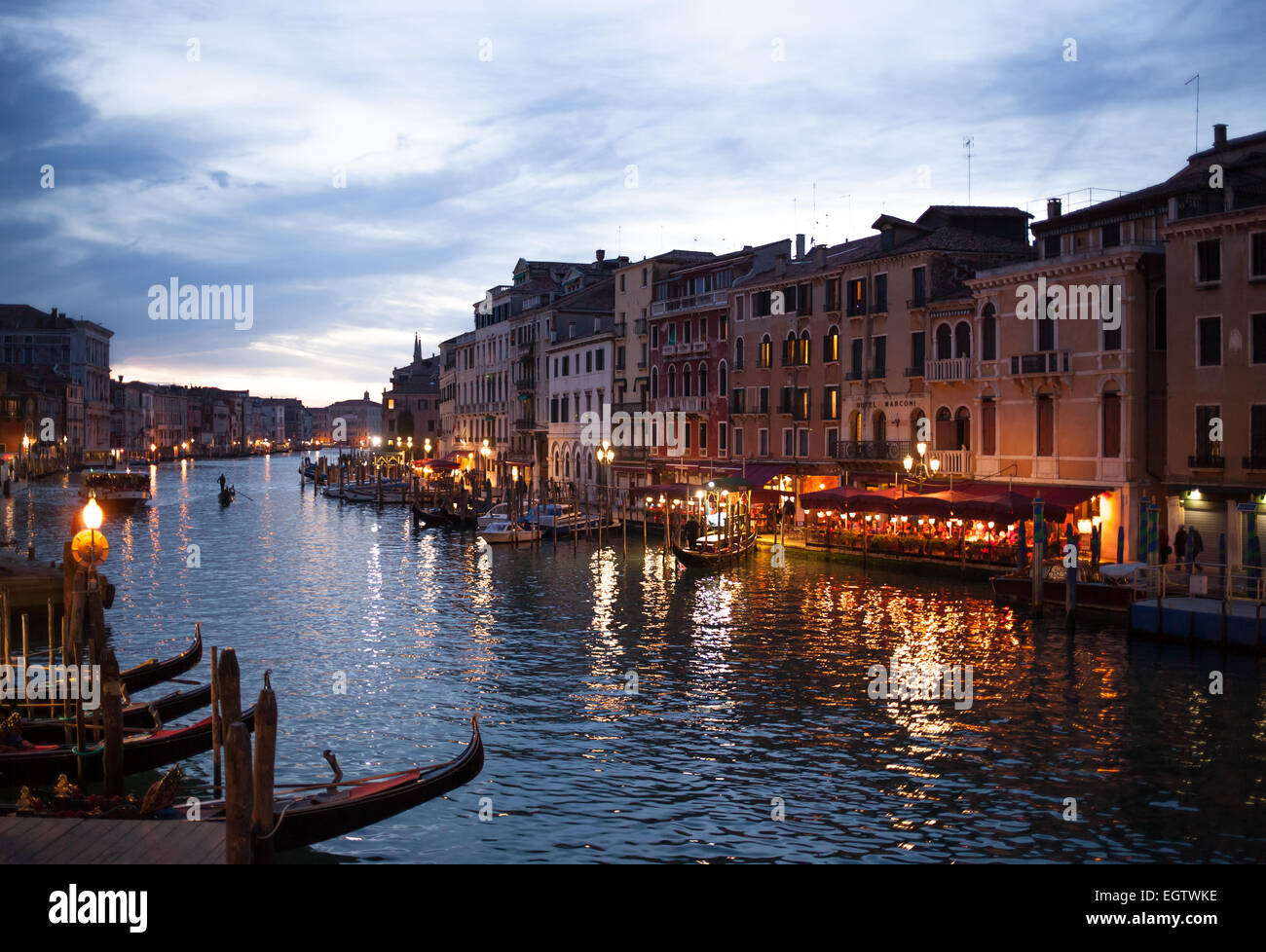 Vue de nuit sur Grand Canal du pont du Rialto à Venise en gondoles. Italie Banque D'Images