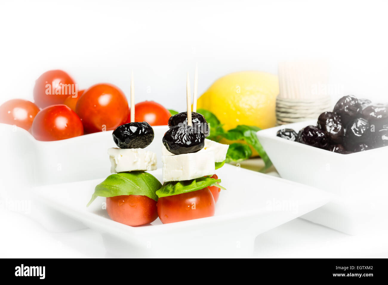 Style Italien - tomate, fromage, olives et basilic Banque D'Images