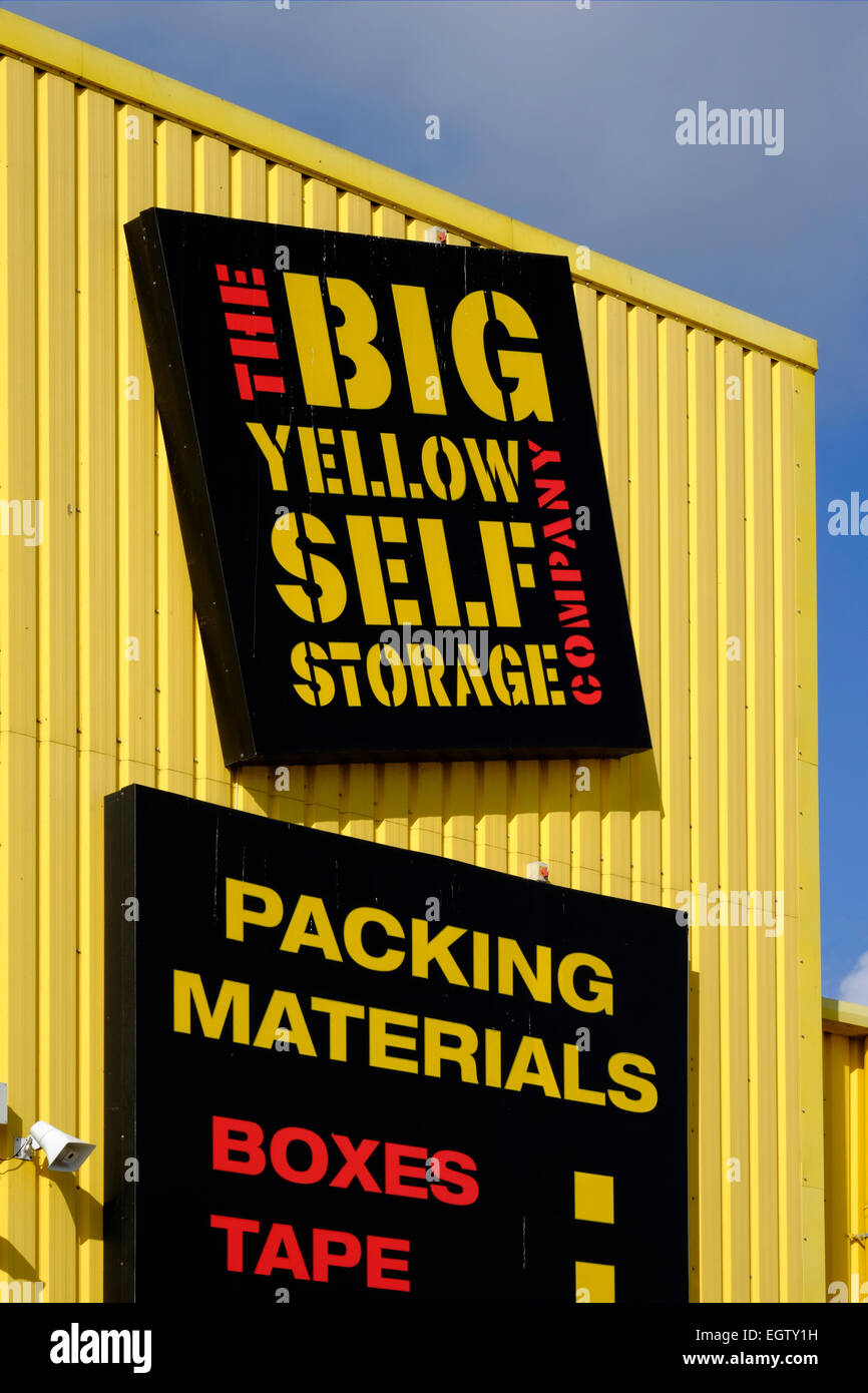 De l'extérieur d'un big yellow self storage unit Banque D'Images