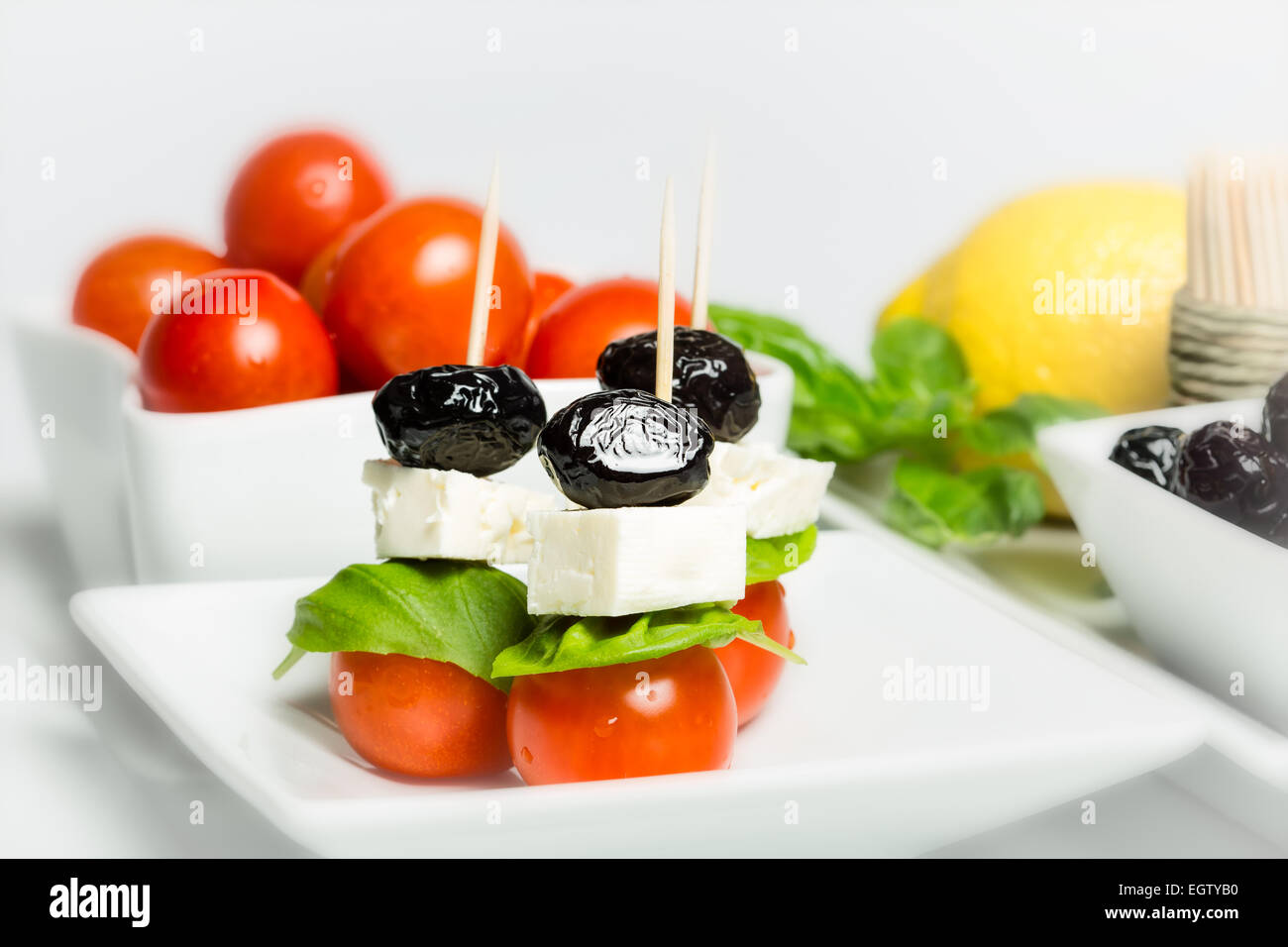 Style Italien - tomate, fromage, olives et basilic Banque D'Images