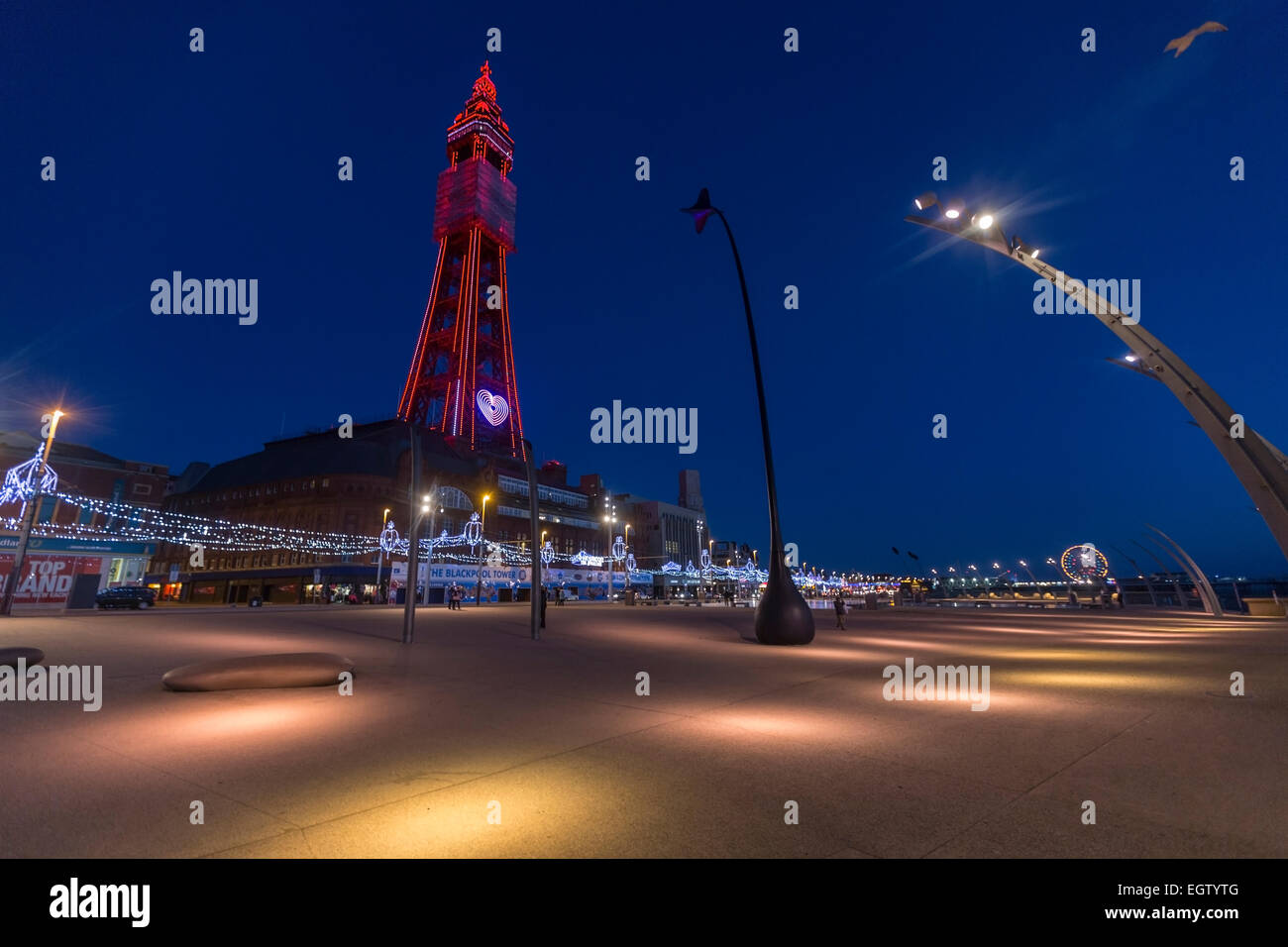 Blackpool illuminations de nuit avec la tour illuminée dans la promenade Banque D'Images