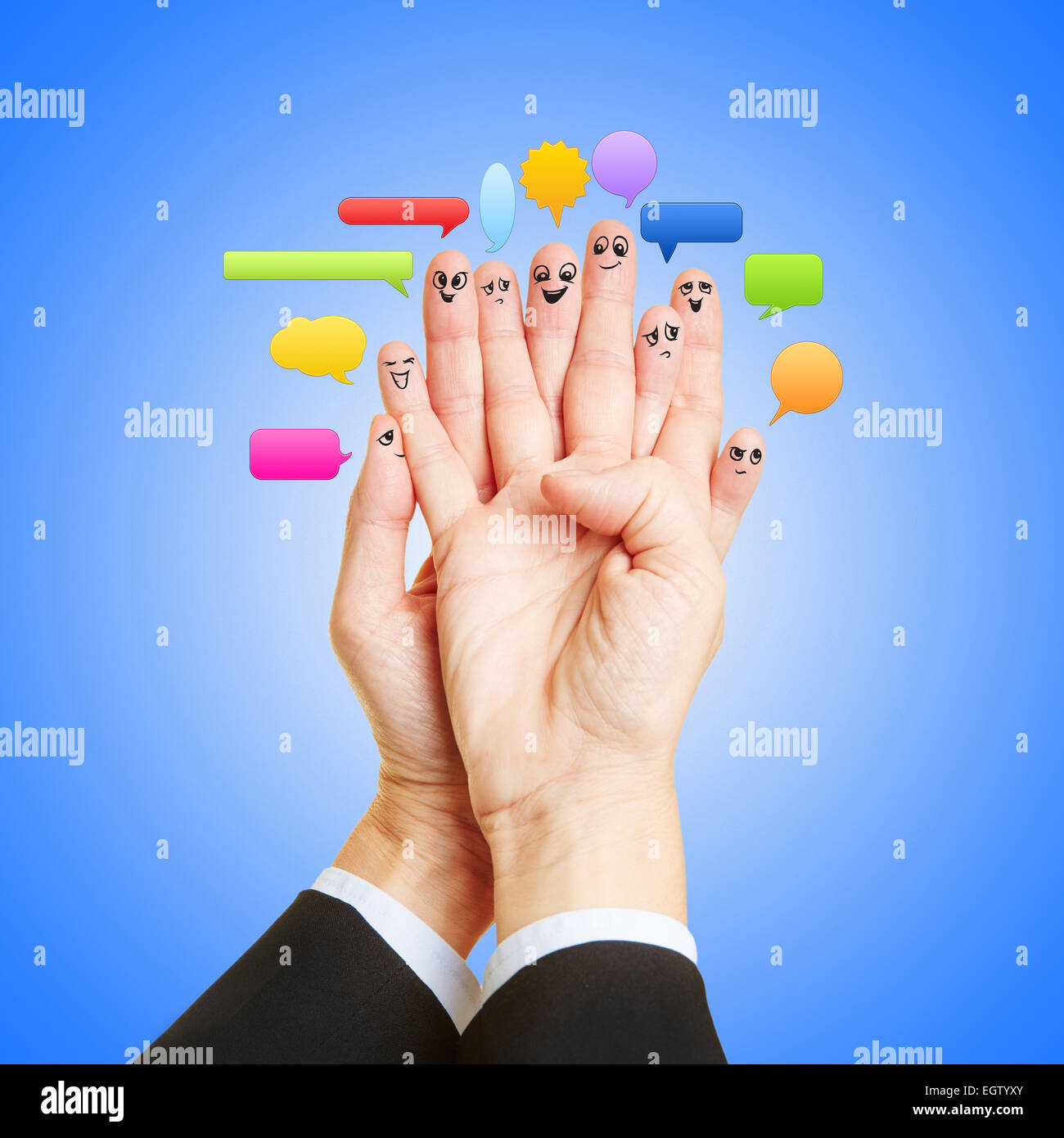 Discussion de groupe avec les bulles et beaucoup funny smileys sur des doigts Banque D'Images