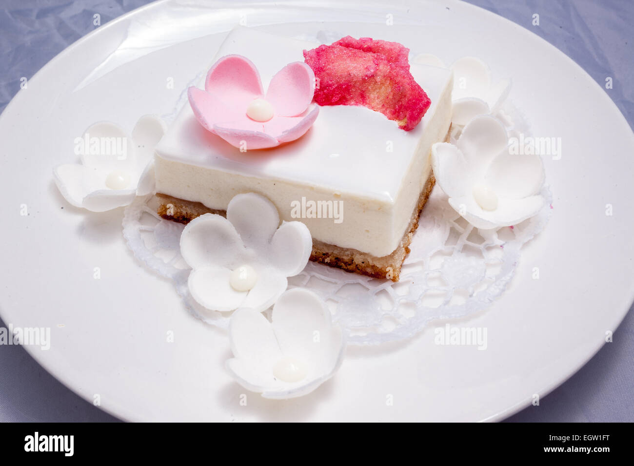 Gâteau avec fleurs de sucre. Banque D'Images