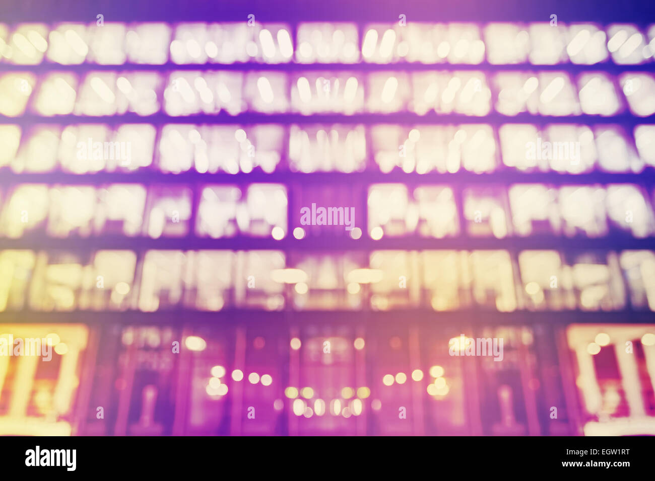 Lumières floues d'un immeuble moderne, abstract background. Banque D'Images