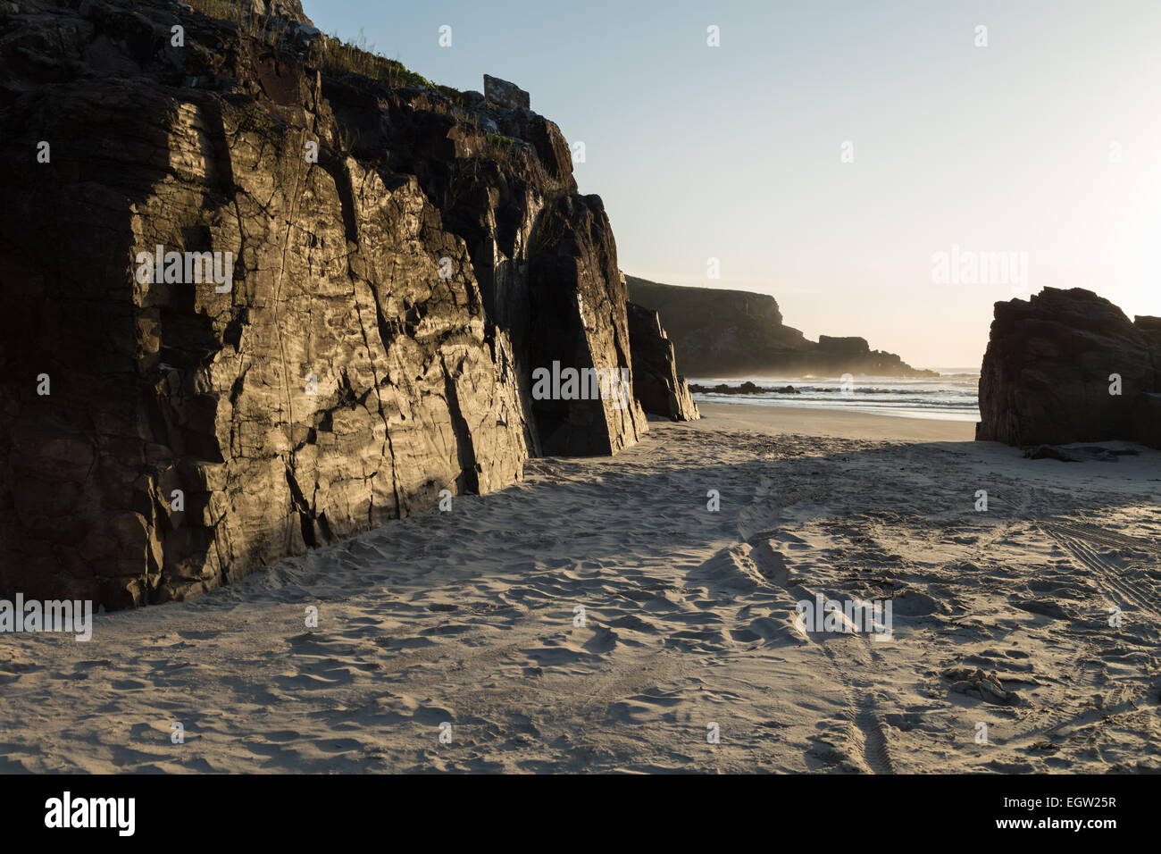 Lever la lumière sur près de Rocky seashore. Banque D'Images