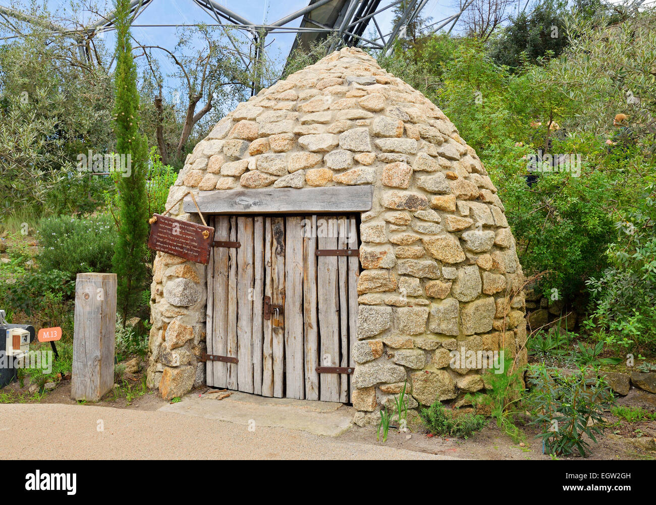 Une cuisine française Borrie ( une cabane de pierres construites pour abriter les bergers ) Exposition à l'Eden Project dans la région de Cornwall, UK Banque D'Images