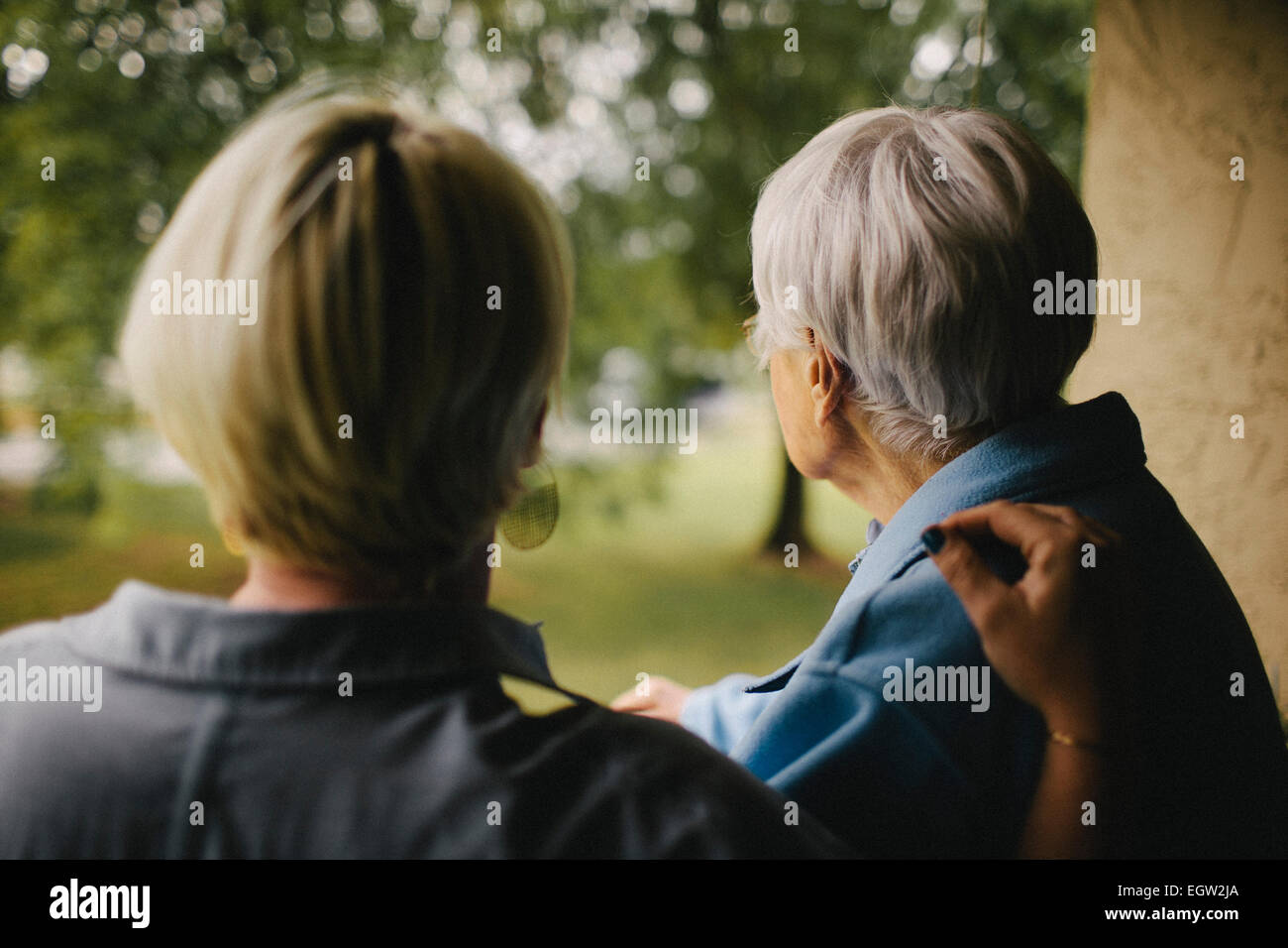 La jeune femme de la haute main sur l'épaule de la femme. Banque D'Images
