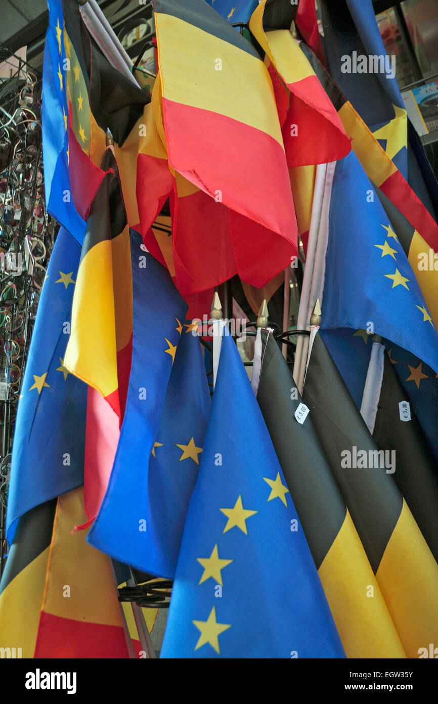 Close up de l'Union européenne et des drapeaux belges à l'extérieur d'une boutique à Bruxelles, Belgique. Banque D'Images