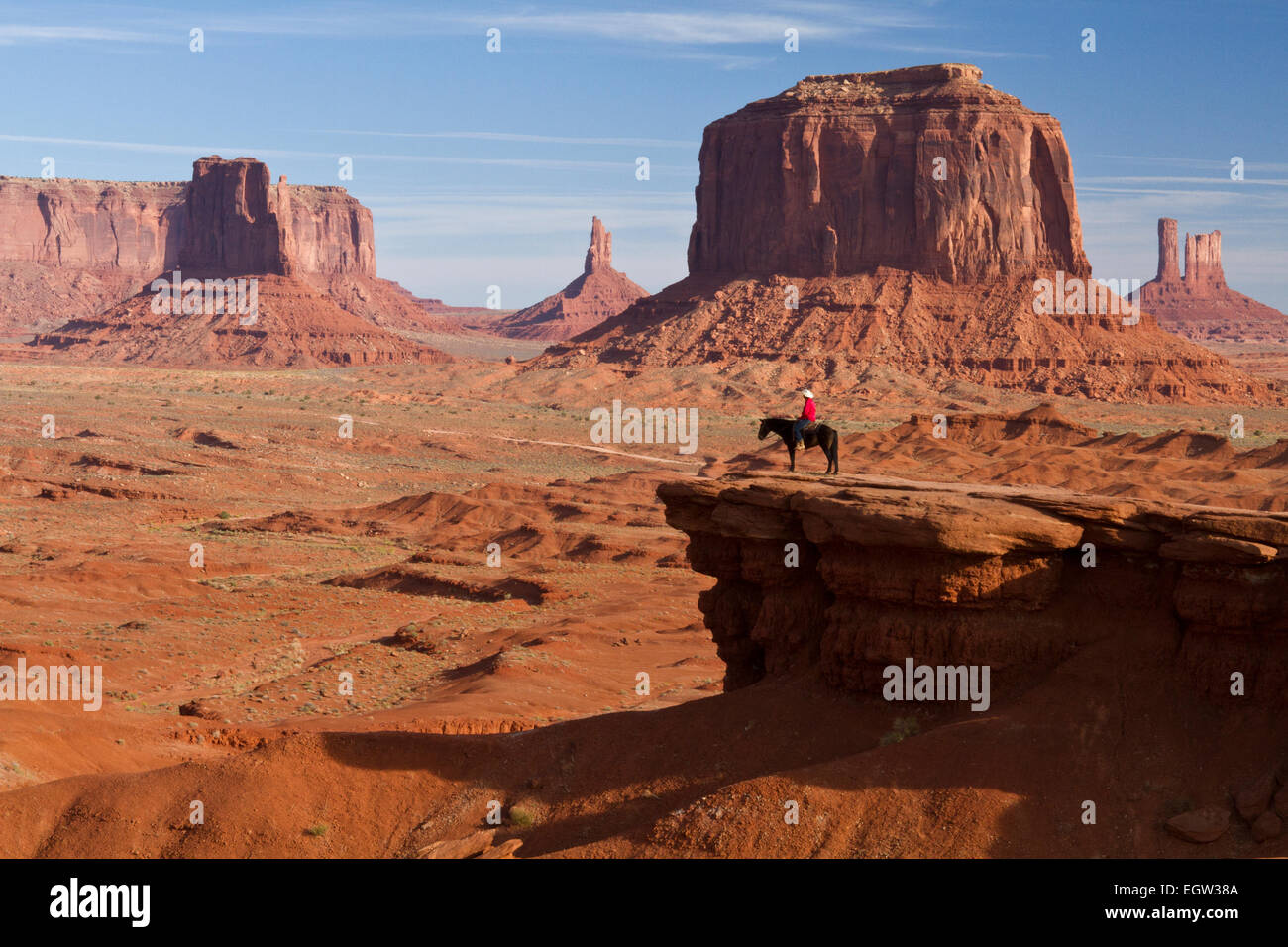 Dînez (Navajo) sur un cheval à John Ford point, Monument Valley Tribal Park, Utah Banque D'Images
