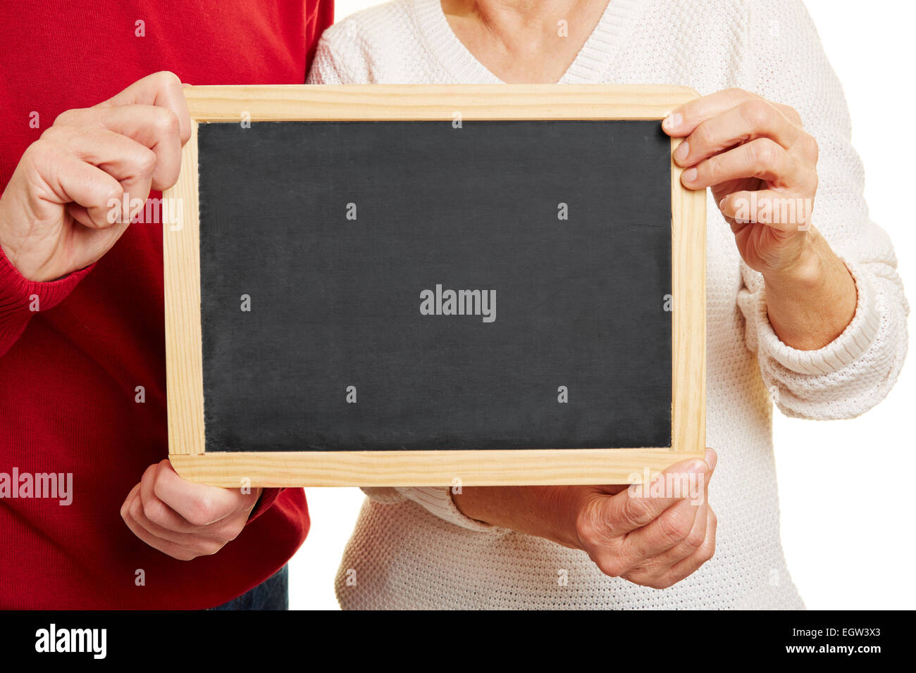 Vieux couple holding empty tableau noir dans les mains Banque D'Images