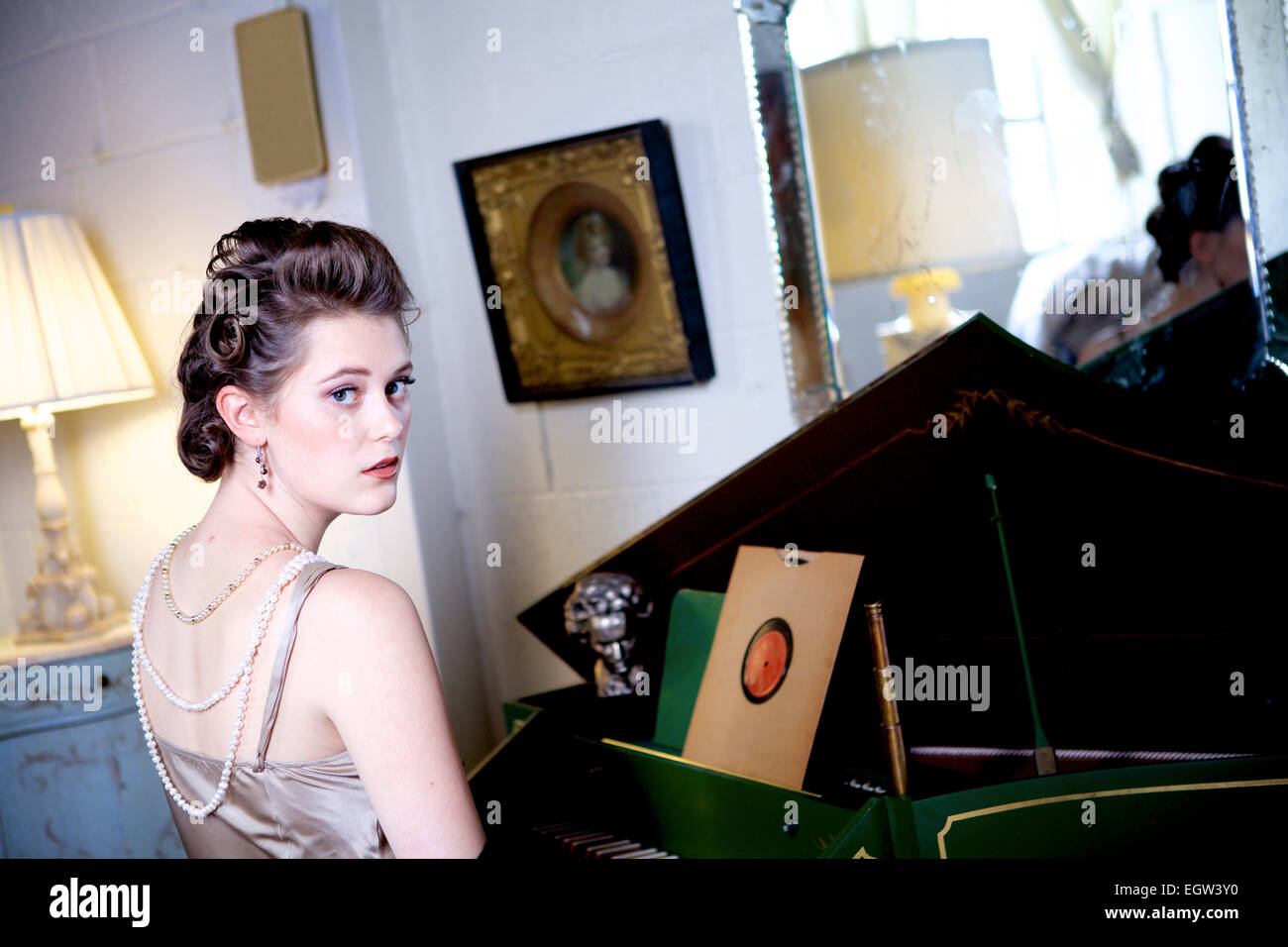 Femme au piano. Banque D'Images