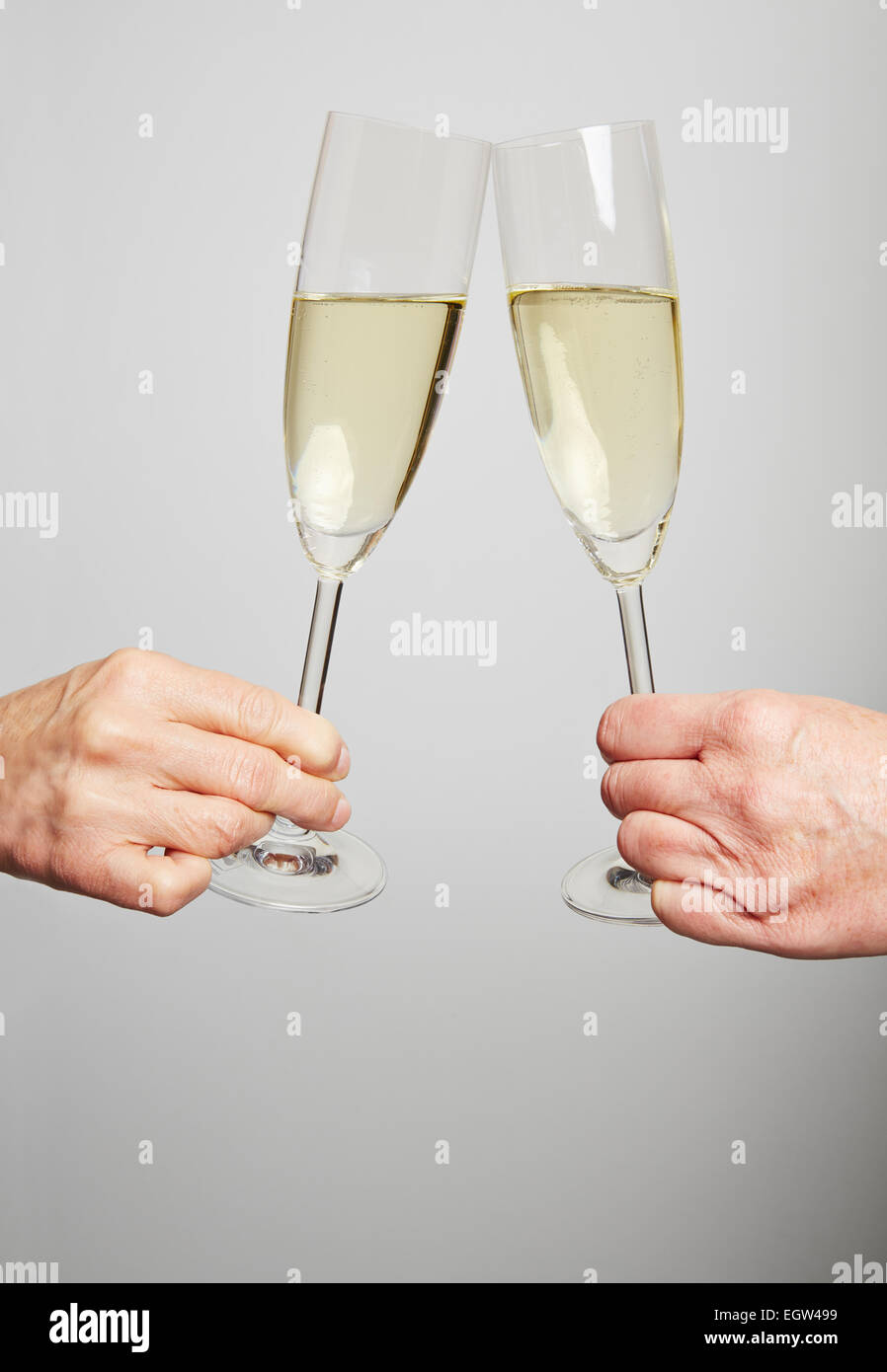 Boire du champagne dans un verre pour la célébration à la veille du Nouvel An Banque D'Images