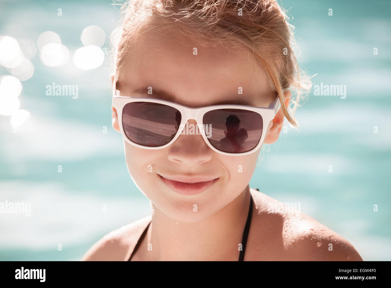 Petite fille blonde avec des lunettes de soleil dans la piscine, aux tons  vintage effet filtre photo Photo Stock - Alamy