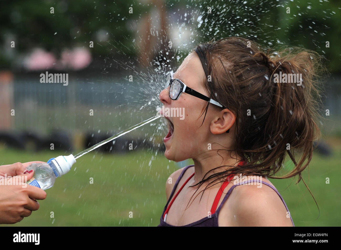 Barnsley, au Royaume-Uni. 19 juillet 2013. Une fille conserve au frais pendant les chaudes de l'été. Photo : Scott Bairstow/Alamy Banque D'Images
