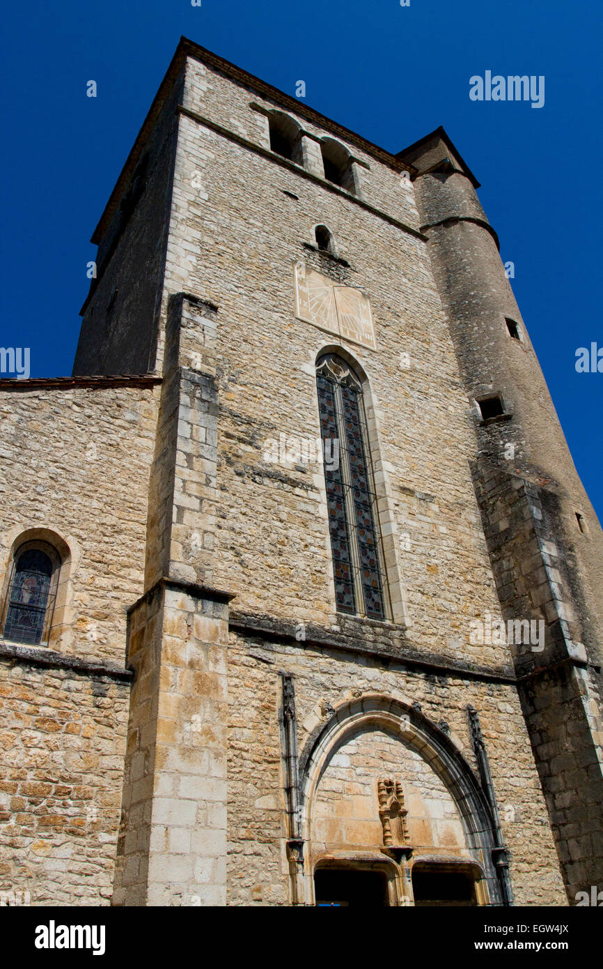 La tour de l'église fortifiée à Saint-Cirq-Lapopie, une commune française, située dans le département du lot dans le sud-ouest de la France en août Banque D'Images