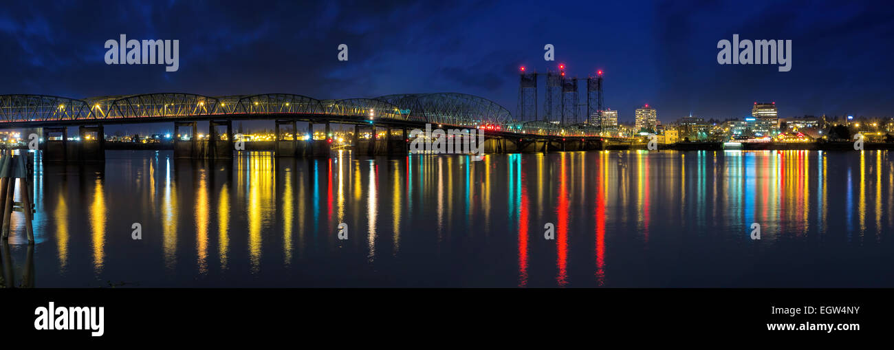 Le passage de la rivière Columbia Interstate 5 Bridge de Portland Oregon à Vancouver Washington Skyline Panorama de nuit Banque D'Images