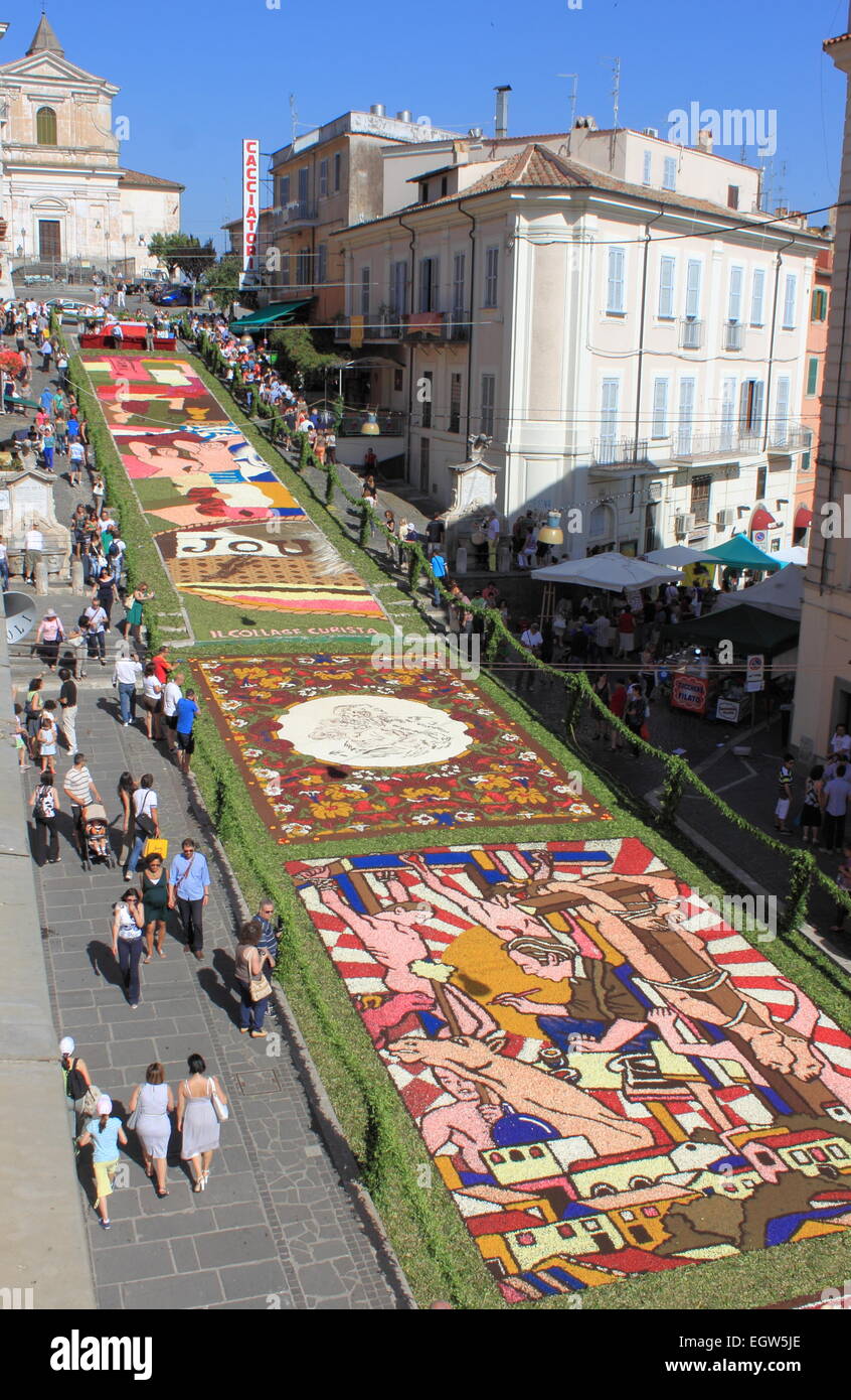 GENZANO, ITALIE - 17 juin : tapis de fleurs dans la rue principale le 17 juin 2012 à Genzano, Italie. Cet événement a lieu chaque année Banque D'Images