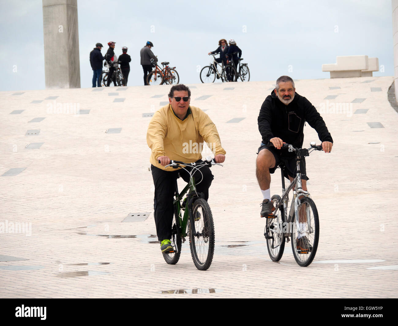 Deux hommes d'âge moyen riding bikes Banque D'Images