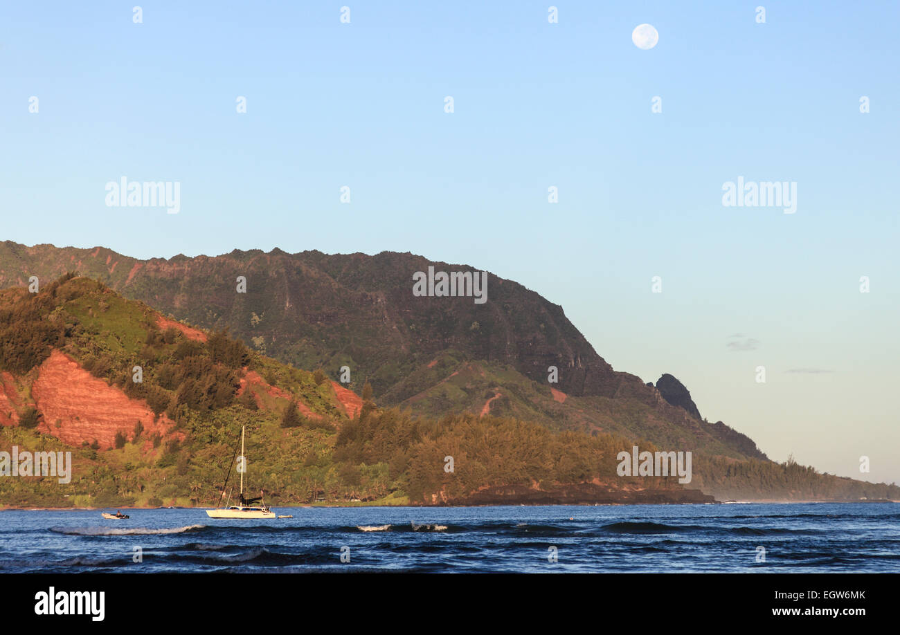 Lune sur Mt. Makana, appelé Bali Hai, à l'aube à la baie de Hanalei Banque D'Images