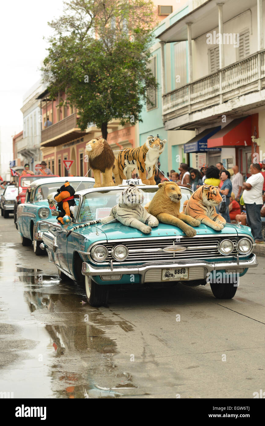 Vieille voiture verte classique décoré d'animaux bourrés pendant le défilé du carnaval à Ponce, Puerto Rico 2015 Banque D'Images