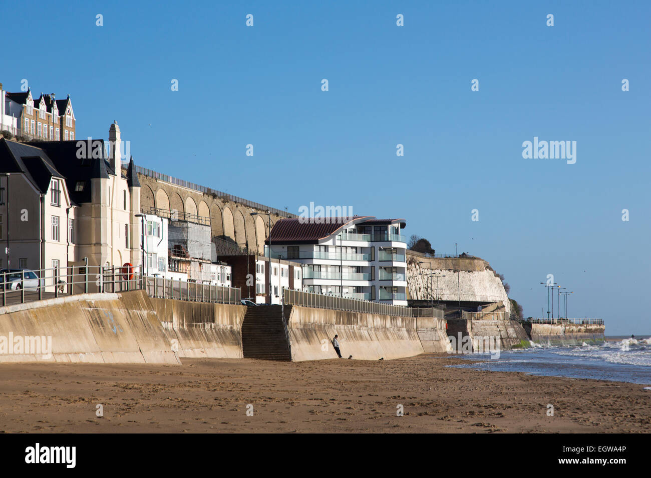 Le front de mer et la plage en dessous de la falaise est de Ramsgate, Kent. Banque D'Images