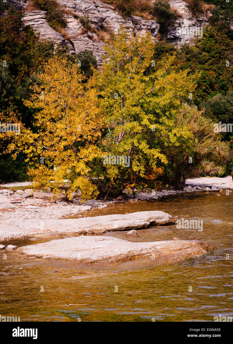 Paysage d'automne sur le lac de Garde en Italie Banque D'Images