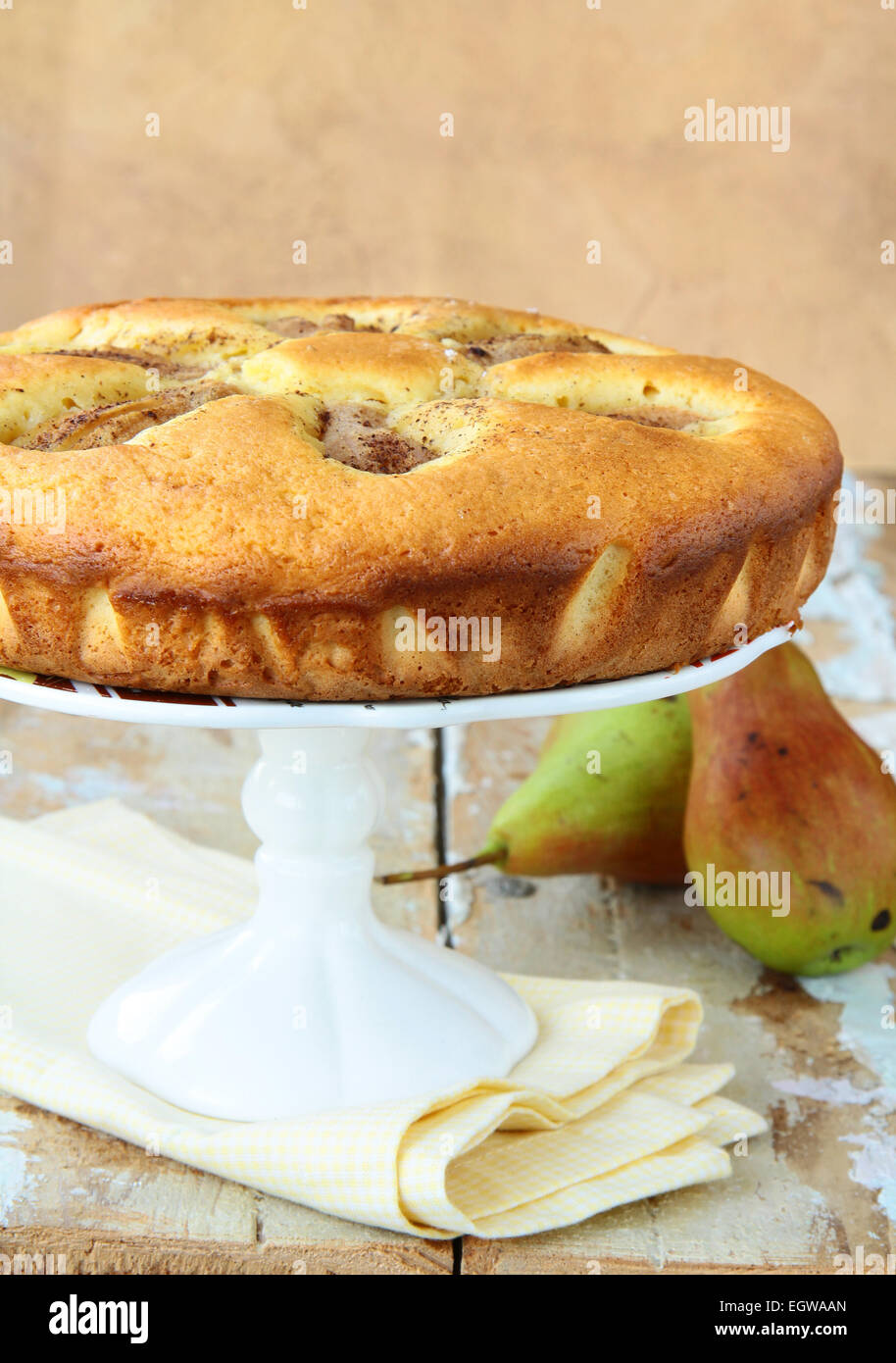 Gâteau fait maison aux poires et cannelle Banque D'Images