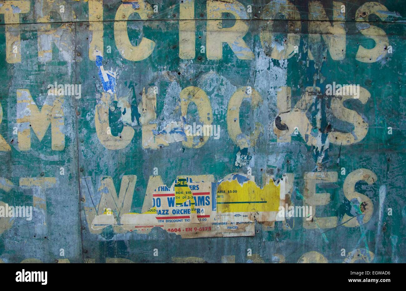 Un mur récemment découvert à Harlem, New York City a donné aux résidents et visiteurs de la voisinage un bref regard sur son passé. Du lambris qui a apparemment été couvrant le mur depuis les années 60 a été enlevée pour révéler un tableau d'affiches Banque D'Images