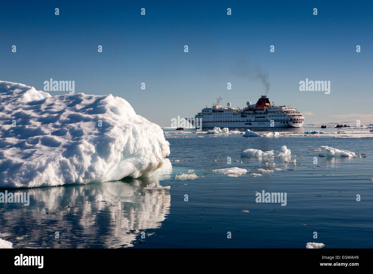 L'antarctique, mer de Weddell, Antarctique, croisière parmi les icebergs et MS Hanseatic pack ice Banque D'Images