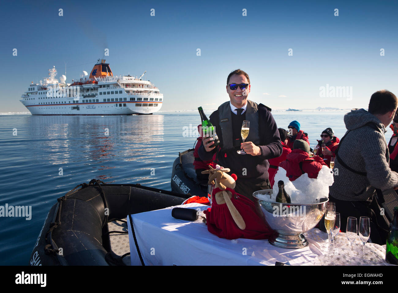 L'antarctique, mer de Weddell, Antarctique, croisière MS Hanseatic zodiac mobile bar servant le champagne Banque D'Images