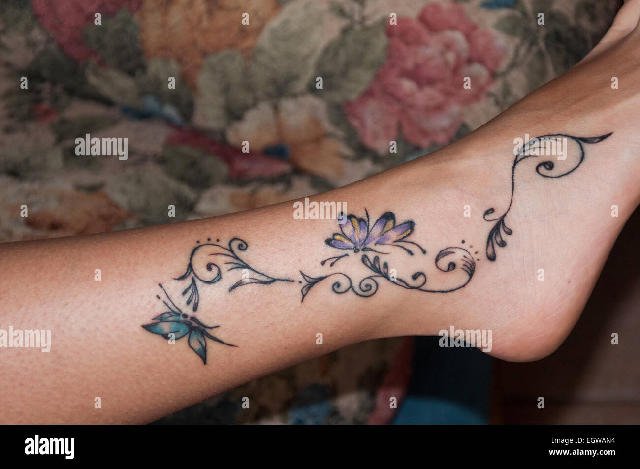 Un joli tatouage sur la cheville d'une femme Banque D'Images
