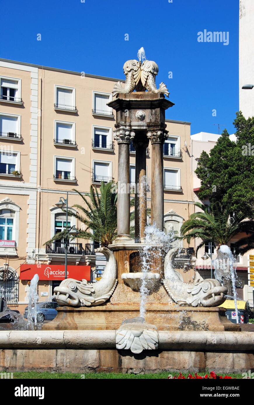 Fontaine dans le poisson La Puerta del Mar, Almeria, la Province d'Almeria, Andalousie, Espagne, Europe de l'Ouest. Banque D'Images