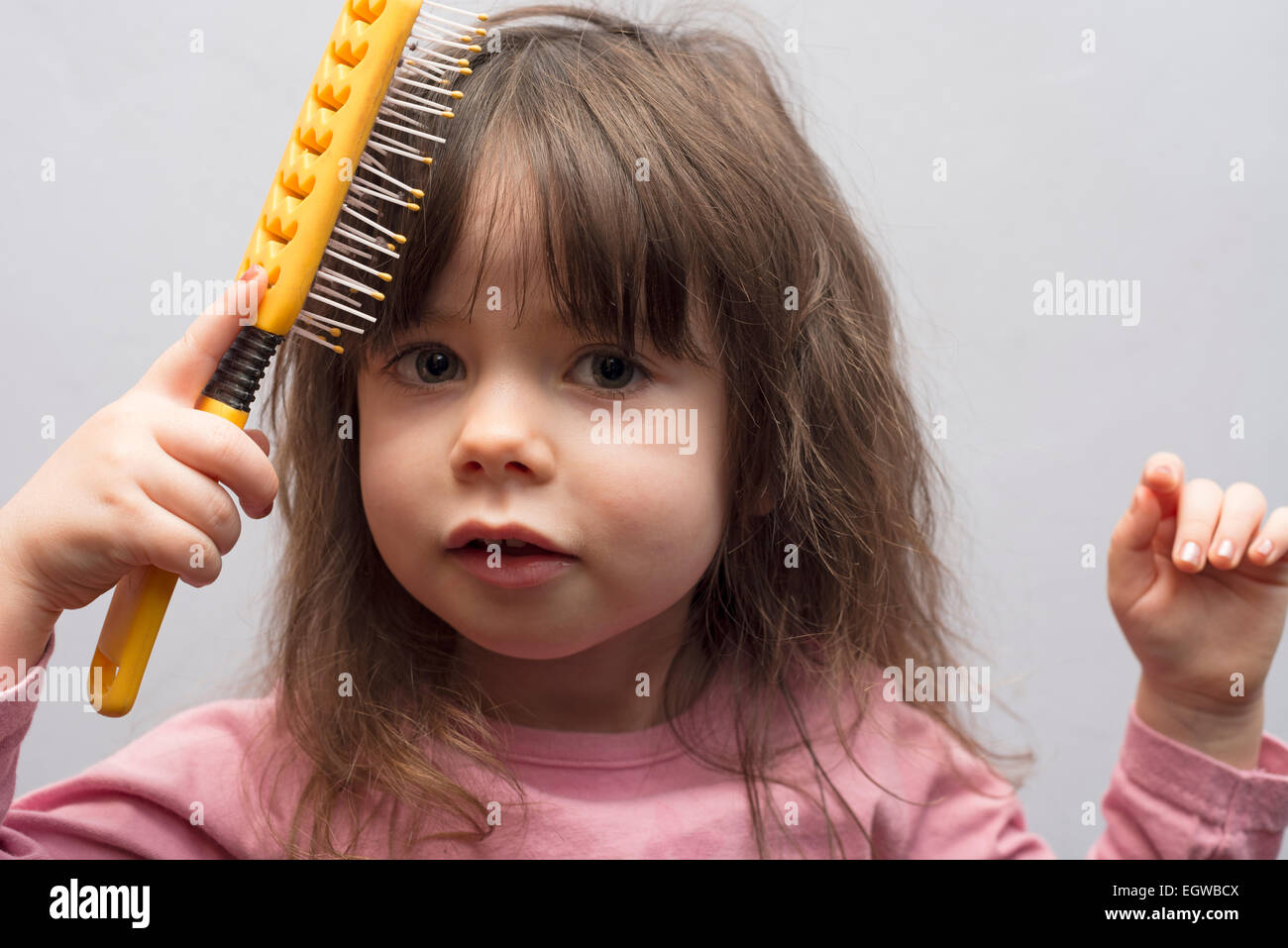 Fille se brosser les cheveux Banque de photographies et d'images à haute  résolution - Alamy